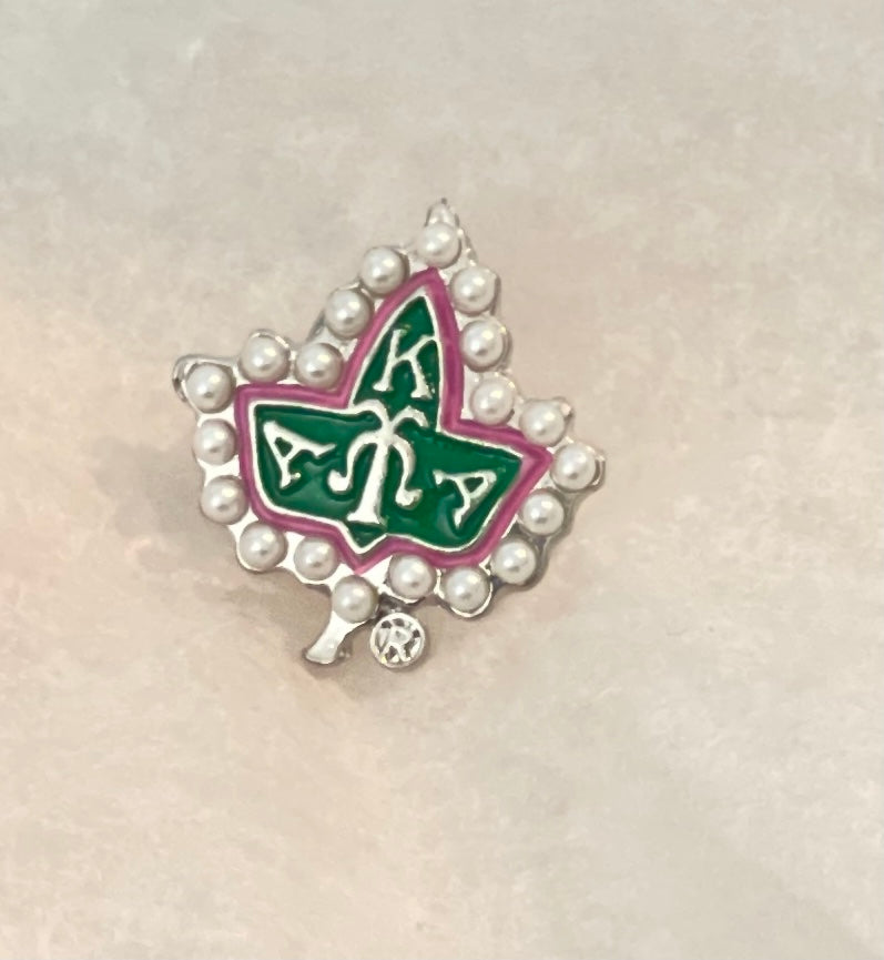 Small Ivy Badge Pin – LoveMeGreek